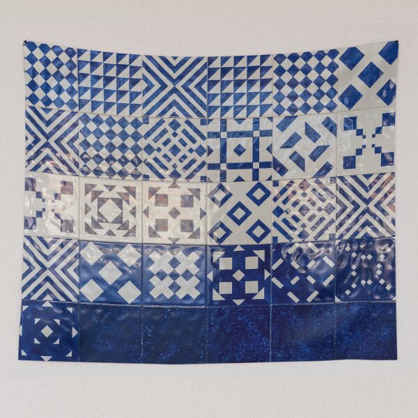Artikelvorschau, Glänzende moderne Azulejos - Glänzende geometrische Muster in Blau und Weiß entworfen und verkauft von Georgia Mizuleva.