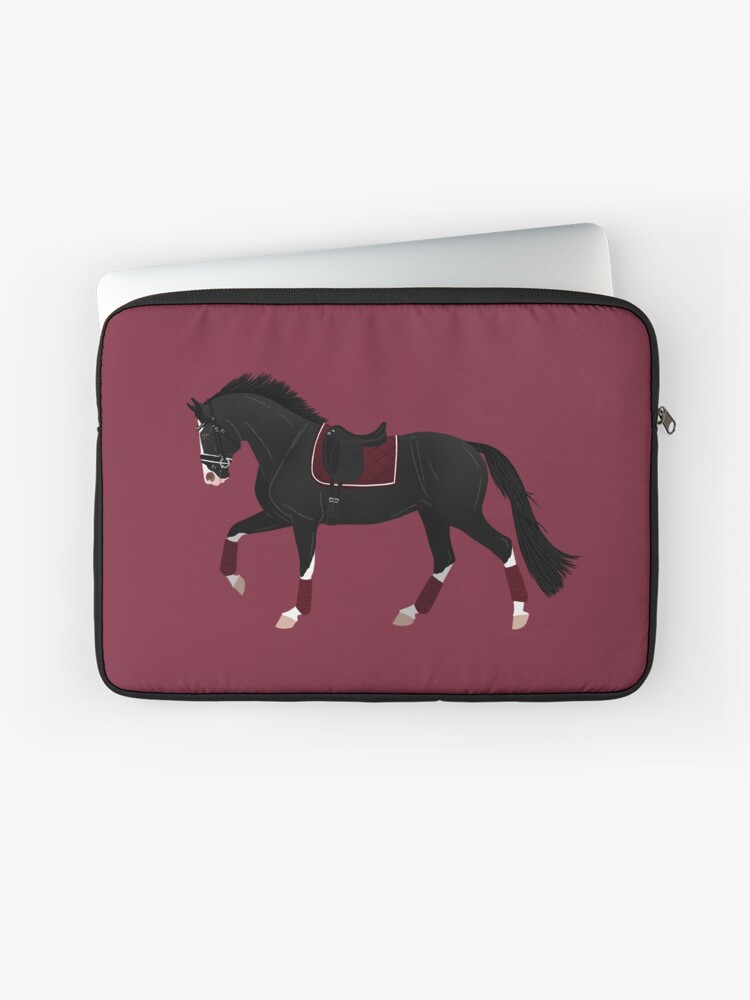 Aperçu 1 sur 2. Housse d'ordinateur avec l'œuvre Cheval de dressage noir - Equine Rampaige créée et vendue par equinerampaige.