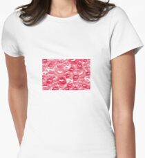 Hearts and Kisses Tailliertes T-Shirt für Frauen