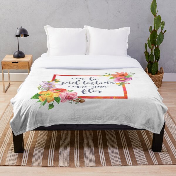 Piel tostada como una flor Throw Blanket