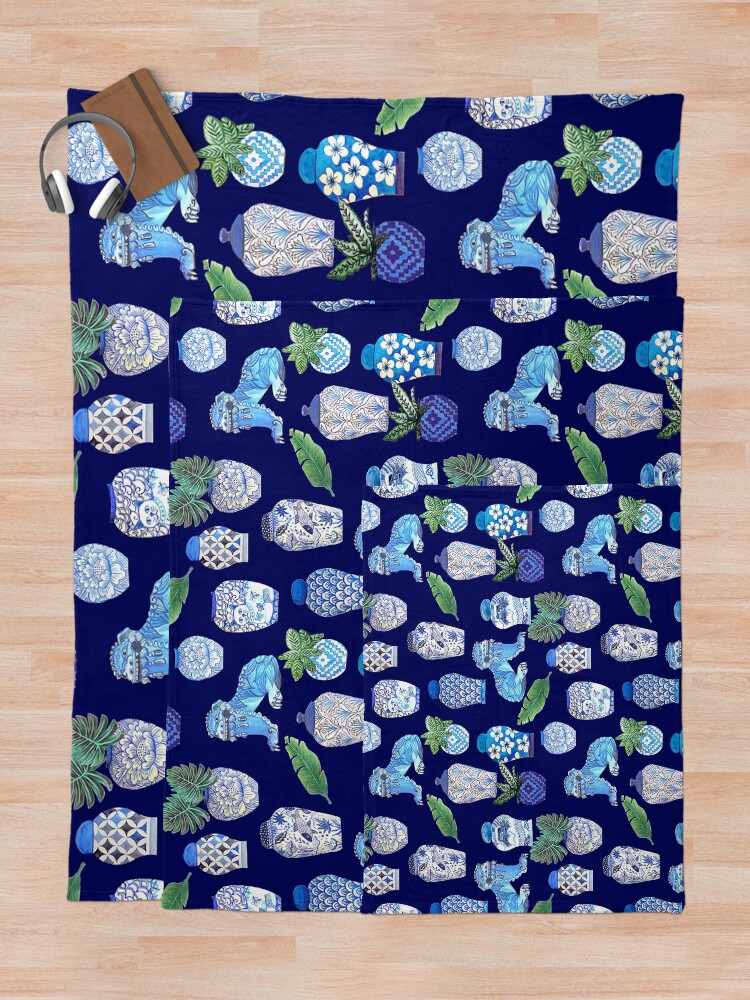 Imagen 5 de 6, Manta con la obra Perros maximalistas Foo y frascos de jengibre chino, diseño de acuarela Chinoiseries blanco y azul, diseñada y vendida por MagentaRose.