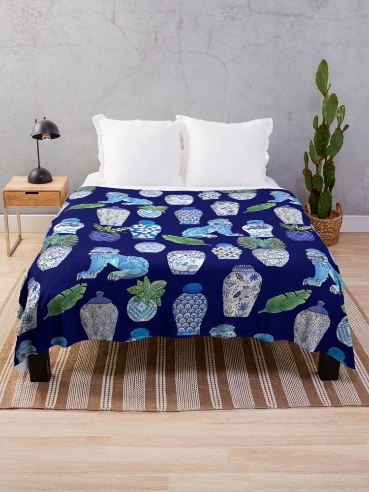 Imagen 1 de 6, Manta con la obra Perros maximalistas Foo y frascos de jengibre chino, diseño de acuarela Chinoiseries blanco y azul, diseñada y vendida por MagentaRose.