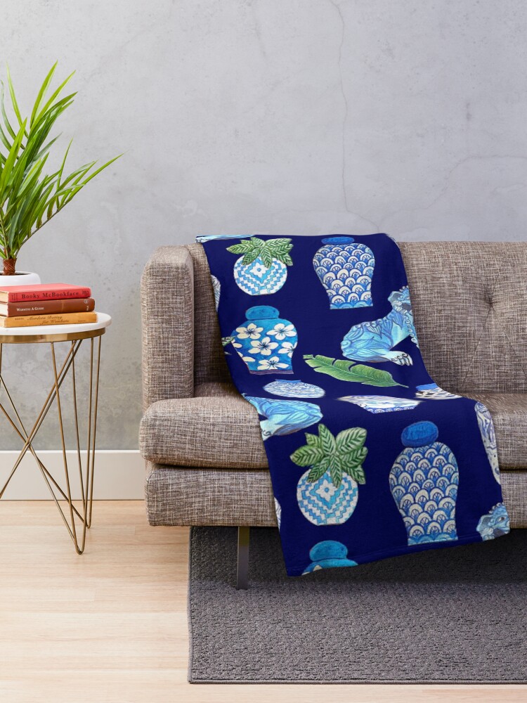 Imagen 2 de 6, Manta con la obra Perros maximalistas Foo y frascos de jengibre chino, diseño de acuarela Chinoiseries blanco y azul, diseñada y vendida por MagentaRose.