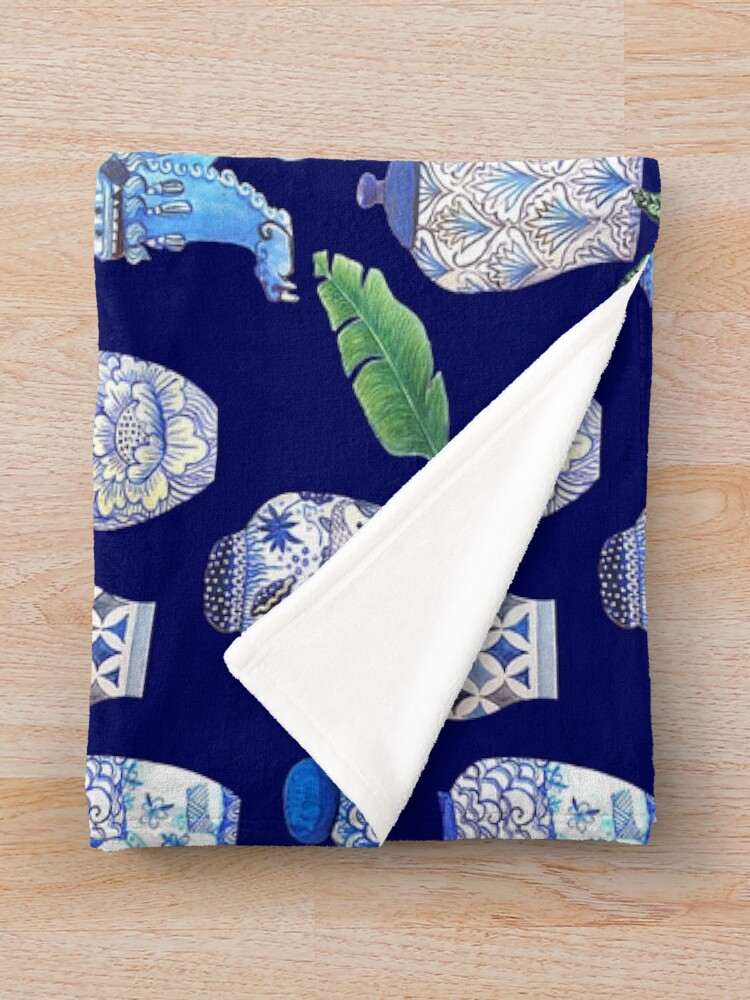 Imagen 3 de 6, Manta con la obra Perros maximalistas Foo y frascos de jengibre chino, diseño de acuarela Chinoiseries blanco y azul, diseñada y vendida por MagentaRose.
