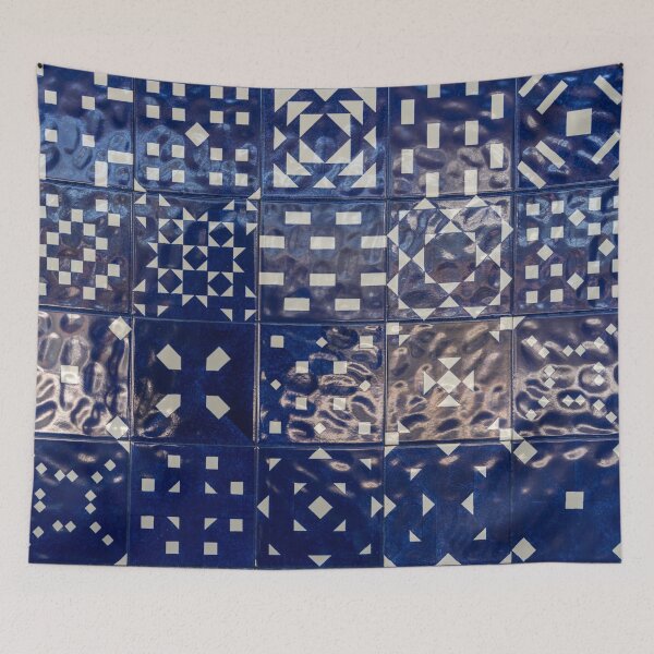 Artikelvorschau, Glänzende moderne Azulejos - Schimmernde geometrische Muster in Blau und Weiß entworfen und verkauft von Georgia Mizuleva.