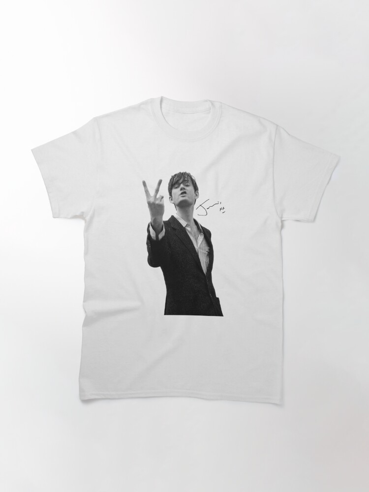 Alternate view of  Jarvis Cocker Outline V Sign Artwork with Autograph Clear Background Iconic Classic T-Shirt