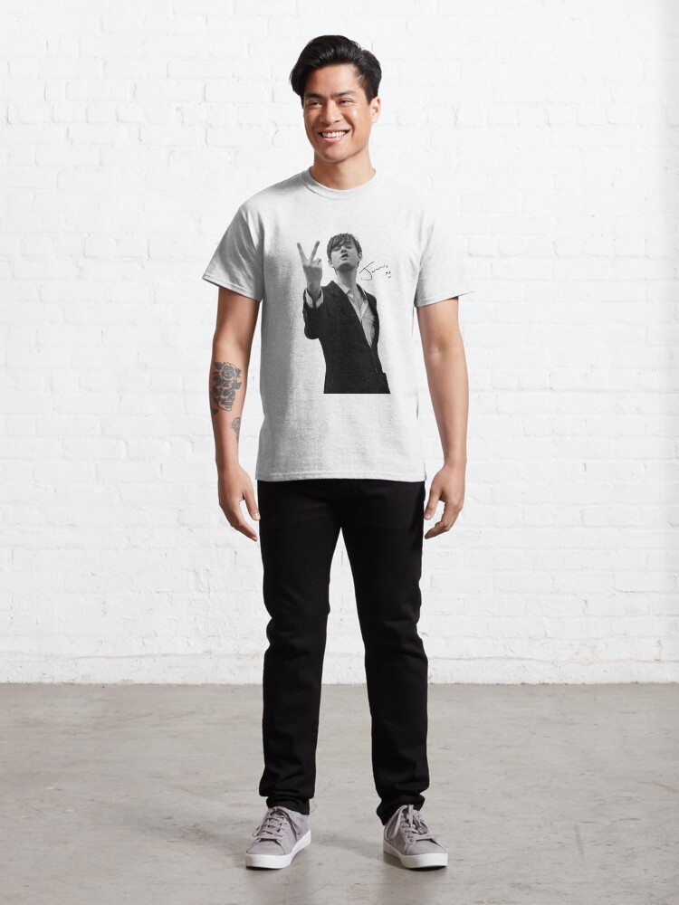 Alternate view of Jarvis Cocker Outline V Sign Artwork with Autograph Clear Background Iconic Classic T-Shirt