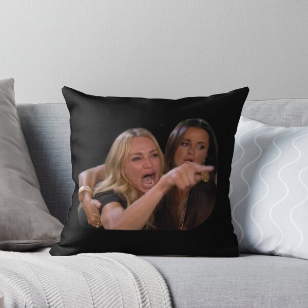 Vista previa del artículo con la obra «Mujeres gritando sobre un gato - Memes graciosos», diseñado y vendido por MiSou Shop.