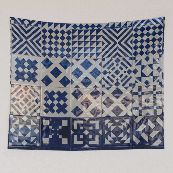 Artikelvorschau, Glänzende moderne Azulejos - Schimmernde geometrische Muster in Weiß und Blau entworfen und verkauft von Georgia Mizuleva.