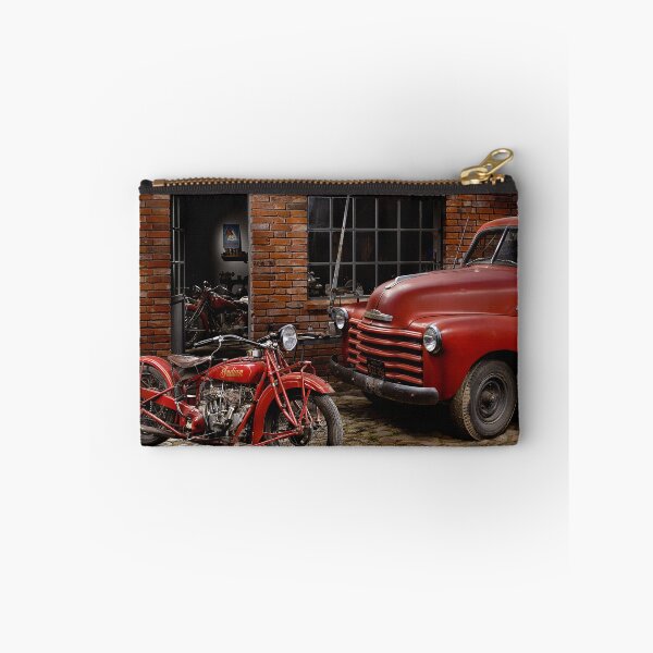 Artikelvorschau, 101 Scout und Chevy Truck in einer Garage entworfen und verkauft von twixt-two-wheels.