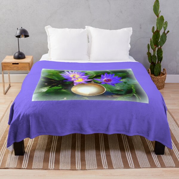 Artikelvorschau, Lilies and Singing Bowl entworfen und verkauft von Charmiene Maxwell-Batten.