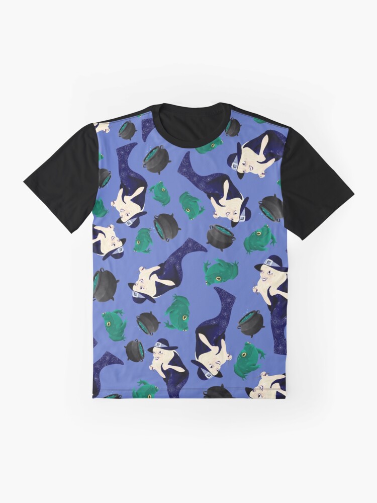 Aperçu 4 sur 5. T-shirt graphique avec l'œuvre Sorcière Âgée créée et vendue par BarracudApps.