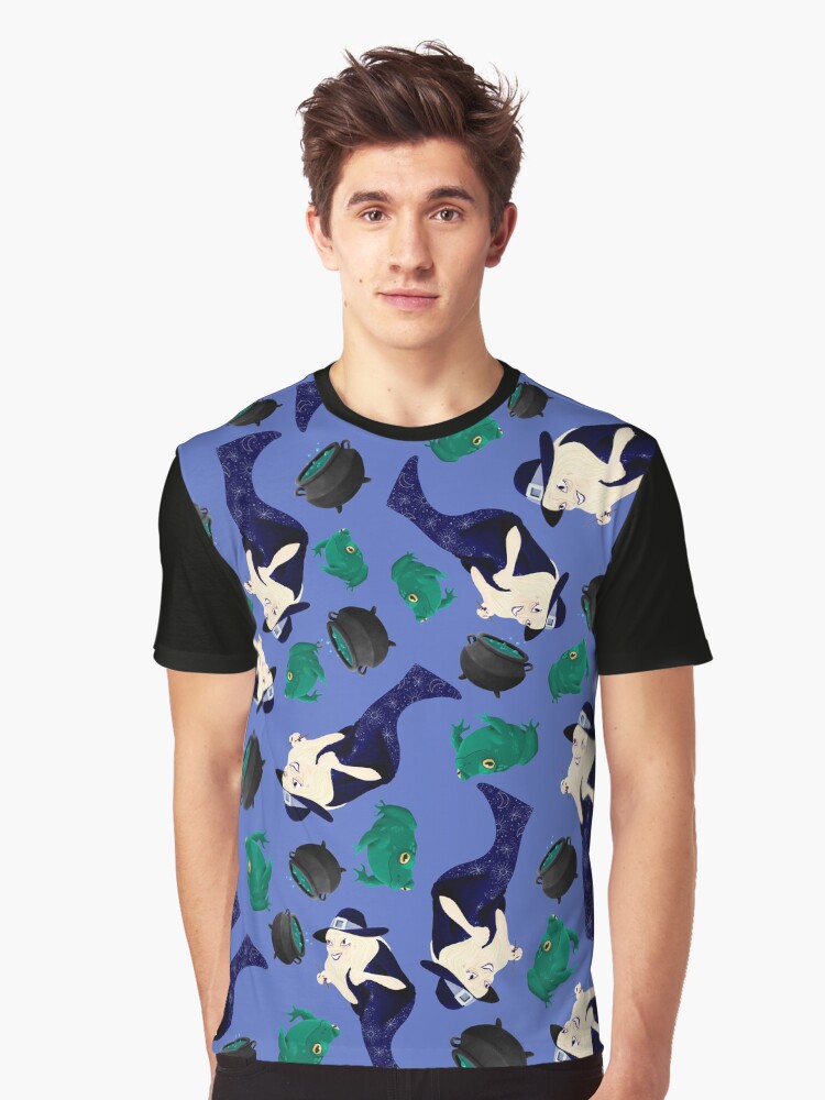 Aperçu 1 sur 5. T-shirt graphique avec l'œuvre Sorcière Âgée créée et vendue par BarracudApps.