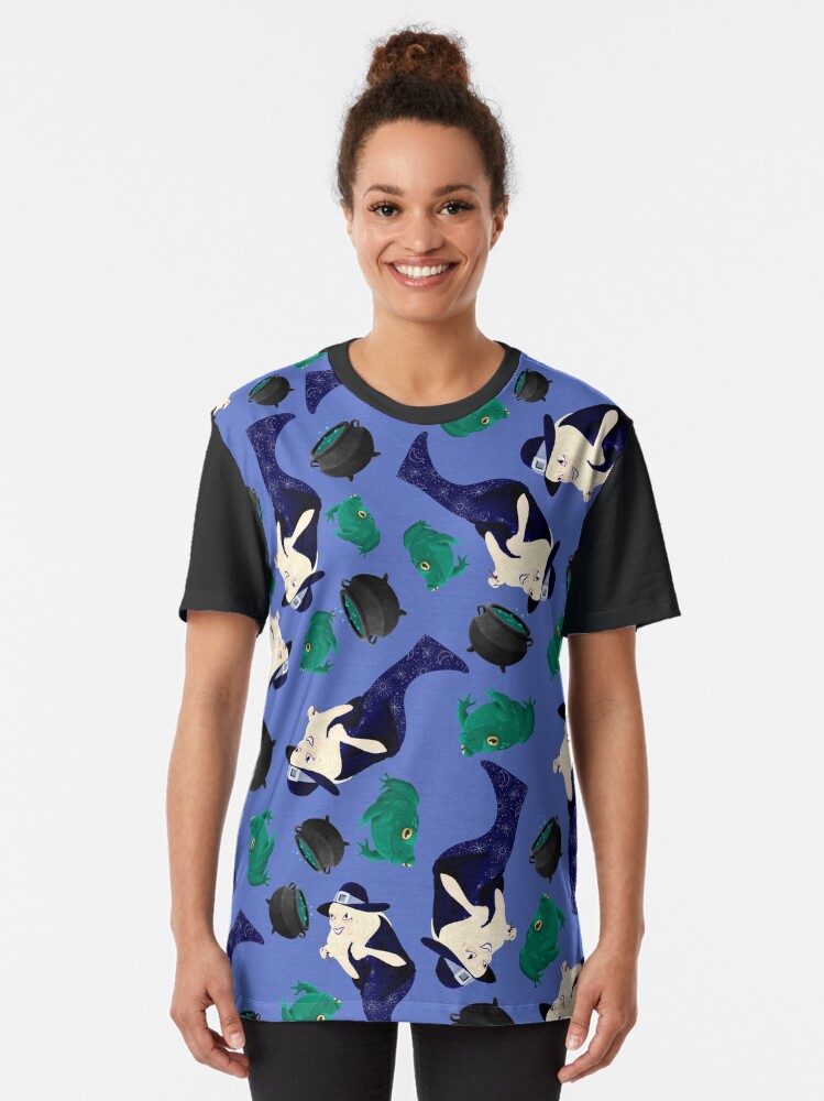 Aperçu 2 sur 5. T-shirt graphique avec l'œuvre Sorcière Âgée créée et vendue par BarracudApps.