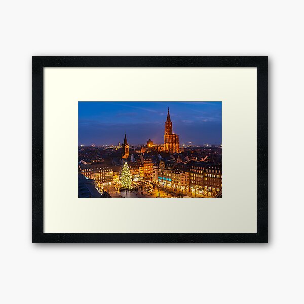 Grand sapin de noël et la Cathédrale de Strasbourg Impression encadrée