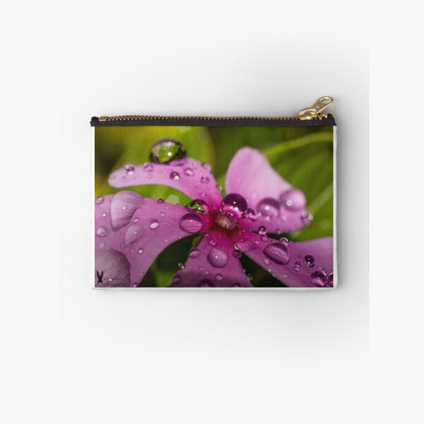 Artikelvorschau, Wassertropfen auf Blume entworfen und verkauft von Balefirefantasy.