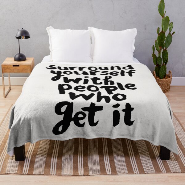 Artikelvorschau, UMGEBEN SIE SICH MIT MENSCHEN, DIE ES motivierende Typografie in Schwarz-Weiß-Wanddekoration für Haus und Schlafzimmer erhalten entworfen und verkauft von MotivatedType.