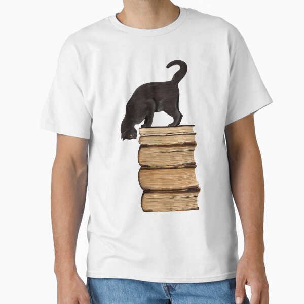 Artikel-Vorschau von Neugierige schwarze Katze auf alten Büchern für literarische Katzenliebhaber, designt und verkauft von SirLeeTees.