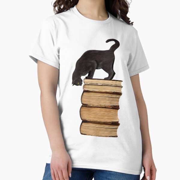 Artikel-Vorschau von Neugierige schwarze Katze auf alten Büchern für literarische Katzenliebhaber, designt und verkauft von SirLeeTees.
